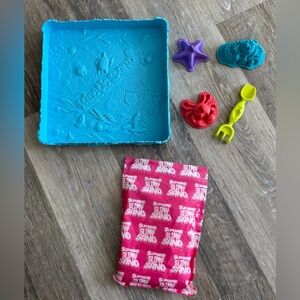 Kinetic Sand Play Set with Molds
